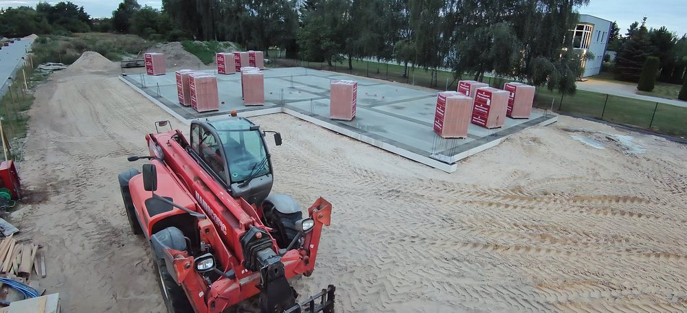 Wolsztyn, 24.08.2025, kadr z kamery budowy: Porotherm na płycie