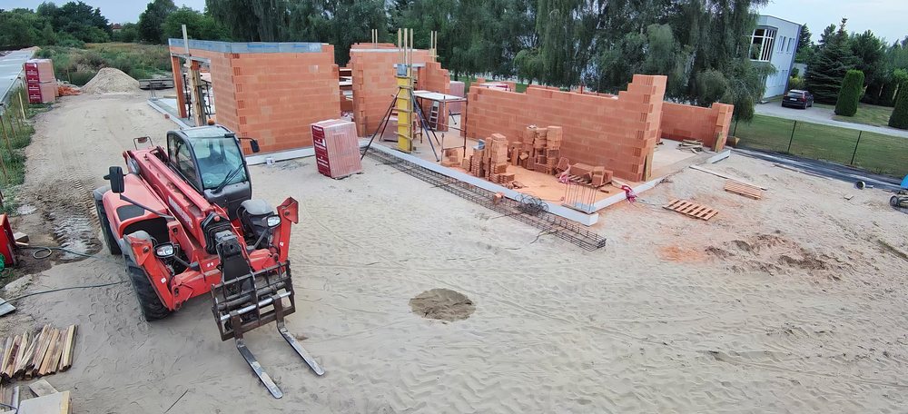 Wolsztyn, 28.08.2025, kadr z kamery budowy: ściany parteru z Porothermu