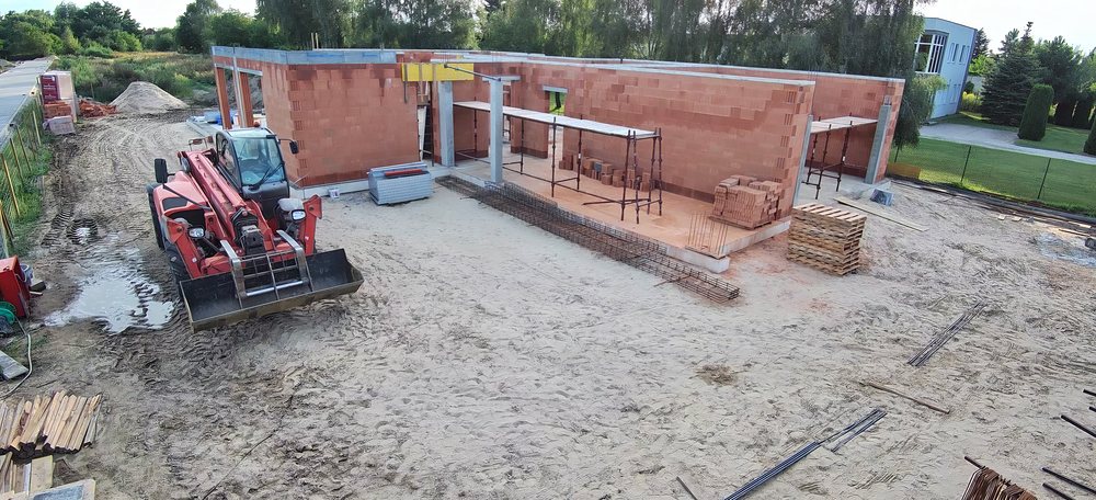 Wolsztyn, 04.09.2025, kadr z kamery budowy: ściany na pełną wysokość i słupy