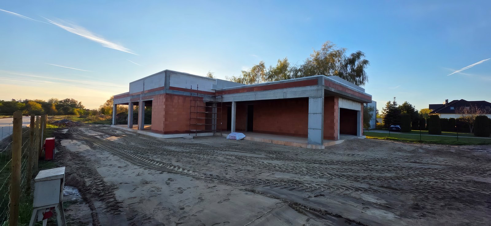 Wolsztyn: dom jednorodzinny 400 m² z Porothermu w stanie surowym otwartym, widok od narożnika